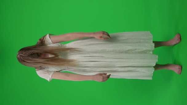 全尺寸的垂直绿色屏风 彩色的关键视频一个雌鸟 女人的形象 僵尸站在她的胳膊下 摇摇晃晃 恐怖的片段 — 图库视频影像