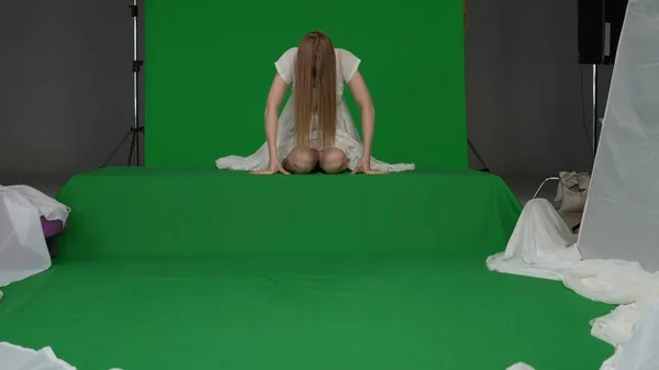 全尺寸的绿色屏幕截图 拍摄的是一个女人 女人的身材 僵尸爬过障碍物朝相机爬去 戒指的参考 恐怖片 行尸走肉 — 图库照片