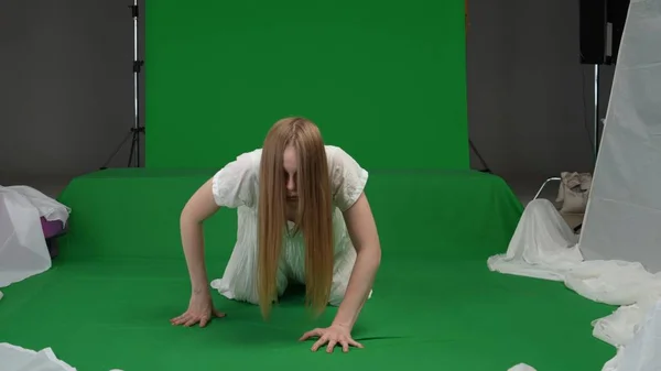 全尺寸的绿色屏幕截图 拍摄的是一个女人 女人的身材 僵尸爬向相机 弯着腰 戒指的参考 恐怖片段 行尸走肉 铬合金 — 图库照片