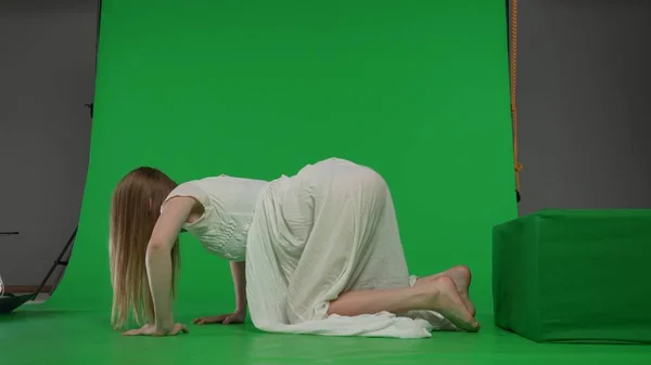 全长的侧视绿色屏幕彩色关键拍摄的一个雌鸟 女人的身材 僵尸爬出来的框架 戒指的参考 恐怖片 行尸走肉 — 图库照片