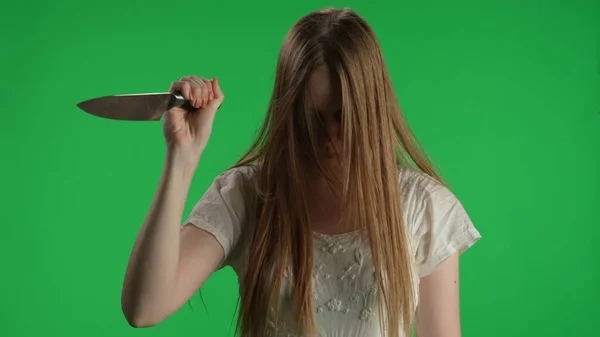 中型の緑色のスクリーン クロマのキーショット ポーズの女性 女性の図 ポルタージスト ゾンビは ナイフを引き出し カメラを見ます ホラークリップ ウォーキングデッド — ストック写真