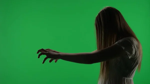 中等边角的绿色屏风 色键拍摄了一个有胡须的女性形象 僵尸拉出她的手 头发盖住了她的脸 恐怖的片段 — 图库照片