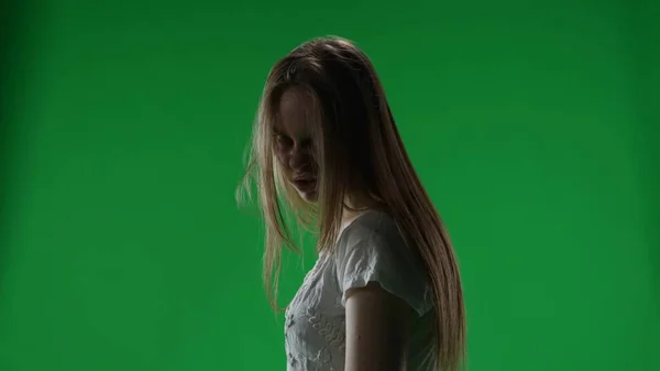 中绿色的屏幕 彩色的键拍摄的一个雌鸟 女人的形象 花言巧语 僵尸把她的脸对着相机用死了的样子 恐怖片段 行尸走肉 铬合金 — 图库照片