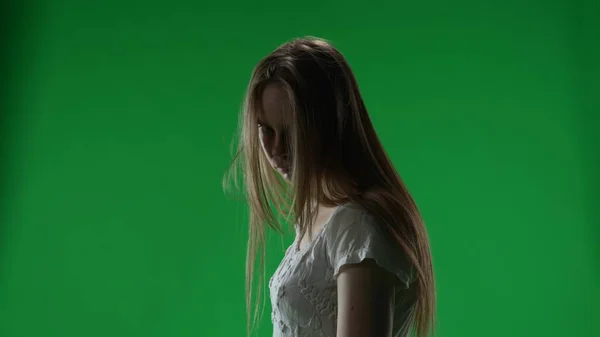 中绿色的屏幕 彩色的键拍摄的一个雌鸟 女人的形象 花言巧语 僵尸把她的脸对着相机用死了的样子 恐怖片段 行尸走肉 铬合金 — 图库照片