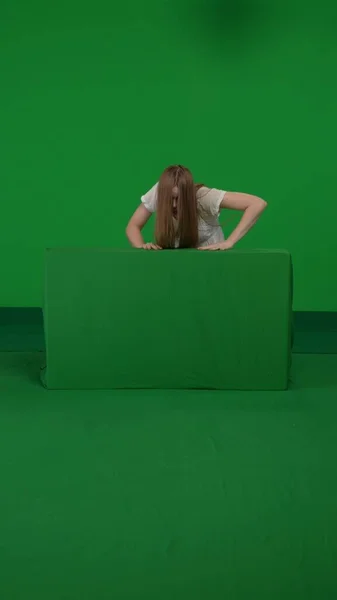 ポーズされた女性の姿 ポルターギスト ゾンビのフルサイズの垂直緑色のスクリーンショット カメラへの障害をクロール リング参照 ホラークリップ ウォーキングデッド — ストック写真