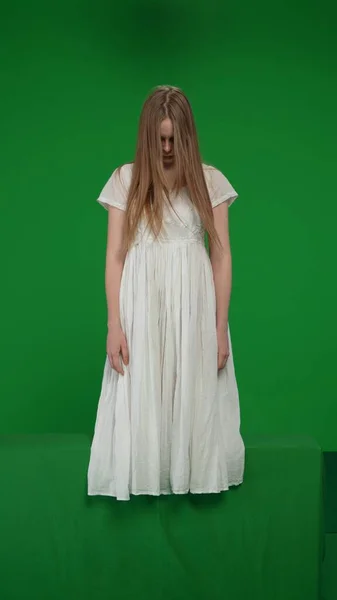全尺寸的垂直绿色屏风 彩色键拍摄的一个雌鸟 女人的形象 僵尸站在她的胳膊下 恐怖的片段 — 图库照片