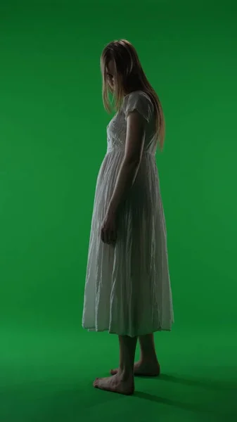 Pełnowymiarowy Półpionowy Zielony Ekran Zdjęcie Opętanej Kobiety Figura Kobiety Duch — Zdjęcie stockowe