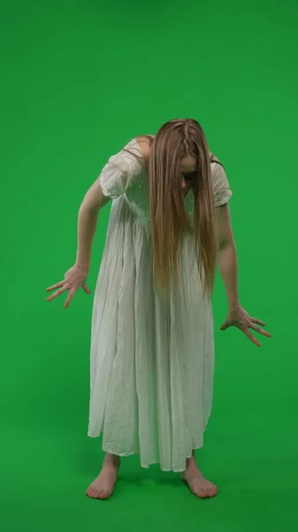 사이즈 여성의 크로마 Poltergeist 좀비는 갑작스러운 Convulsive 방식으로 이동합니다 — 스톡 사진