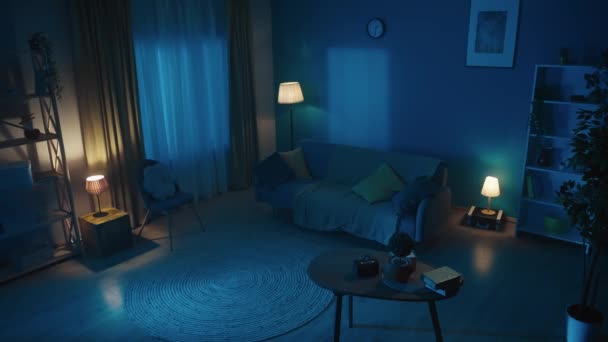 Vídeo Piso Apartamento Noche Amortiguado Con Poca Luz Habitación Acogedora — Vídeos de Stock