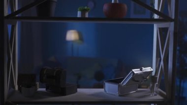 Raftan odayı çeken çerçeveli bir video. Mücevher ve değerli eşyalar için kullanılan boş kutular var. Hırsızlık mahalli. Kamera yavaşça yana doğru hareket ediyor. Güvenlik ve güvenlik, reklam.