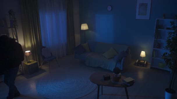 Nagranie Dwóch Włamywaczy Wychodzących Mieszkania Telewizorem Mężczyźni Odstraszają Się Przez — Wideo stockowe