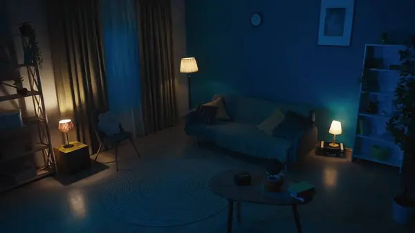 一个公寓的图片 一个晚上的公寓 光线昏暗 舒适的房间 房间里的沙发 桌子和其他家具 午夜过后 创意内容 — 图库照片