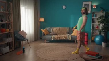 Uzun saçlı ve sakallı orta yaşlı bir ucube apartman dairesinde egzersiz yapıyor. Sporcu poz verir ve kol hareketleriyle kaslarını gösterir. Evde fitness var. Sağlıklı yaşam tarzı, vücut pozitifliği