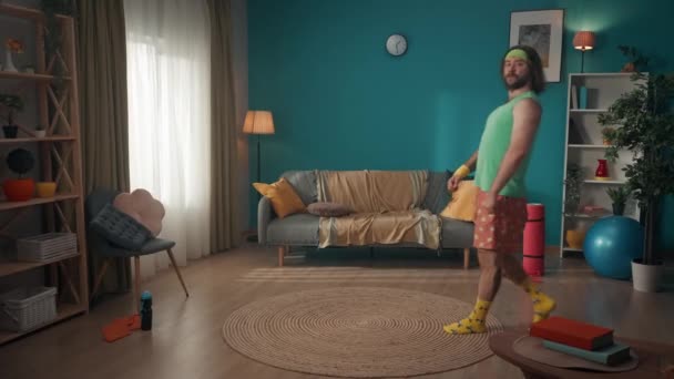 Uzun Saçlı Sakallı Orta Yaşlı Bir Ucube Apartman Dairesinde Egzersiz — Stok video
