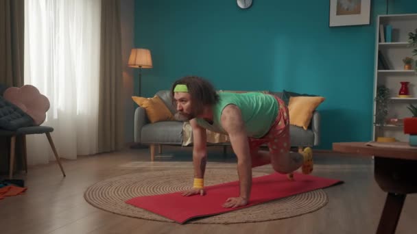 疲労までフィットネスマットの床から押し上げて 強度なしで床に落ちるという動機づけられた中年の男性 自宅でのフィットネス 健康的なライフスタイルのコンセプト — ストック動画