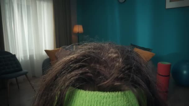 Чоловік Середнього Віку Довгим Темним Волоссям Являється Крупним Планом Кімнаті — стокове відео