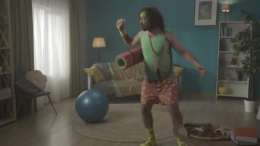 Sporcu olmayan bir adam odaya girer elinde pizzayla bir fitness topuyla zıplar, tembel egzersizler yapar ama yemeği düşünmeye devam eder, egzersizleri bitirir ve pizzayla ayrılır. Vücut pozitifi