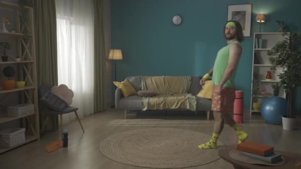 Homem Meia Idade Com Cabelos Longos Barba Está Exercitando Apartamento — Vídeo de Stock