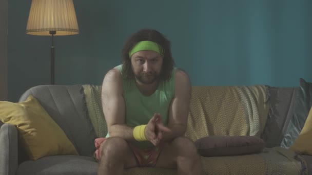 Homme Âge Mûr Dodu Assoit Sur Canapé Dans Une Pièce — Video