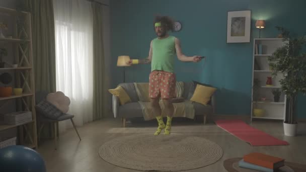 Fyldig Midaldrende Mand Med Langt Hår Hopper Sjippetov Rummet Træt – Stock-video