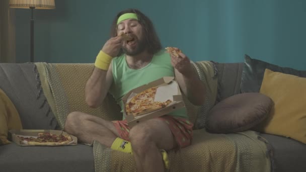 Buttet Midaldrende Mand Sidder Sofa Med Benet Manden Spiser Pizzaer – Stock-video