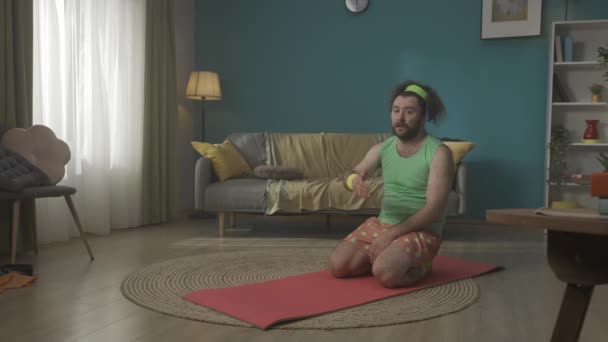 Homem Meia Idade Uma Sala Fazendo Flexões Chão Tapete Fitness — Vídeo de Stock