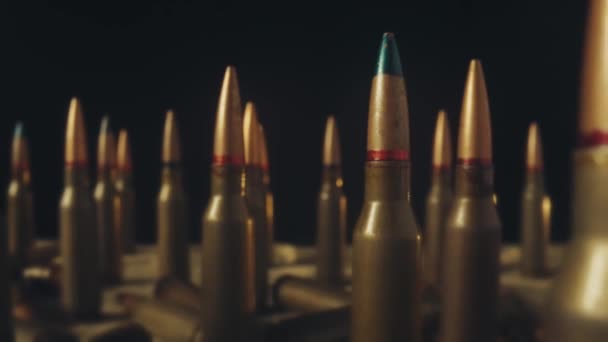 在黑色背景上的一排排来复枪弹药筒非常接近 在烟云笼罩下的螺丝弹药 关于战争 抵抗和危机主题的概念 — 图库视频影像
