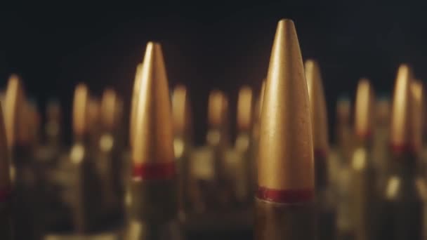 Gewehrkugeln Auf Schwarzem Hintergrund Rauchschwaden Großaufnahme Reihenweise Kugeln Konzept Zum — Stockvideo