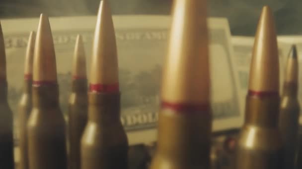 Reihen Von Gewehrpatronen Auf Dem Hintergrund Von Dollarscheinen Schließen Sich — Stockvideo
