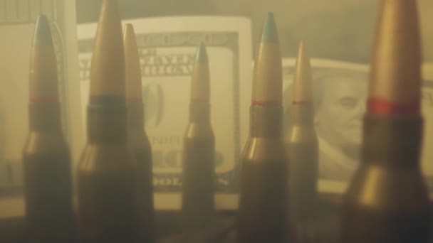 Gewehrpatronen Auf Dem Hintergrund Von Dollarscheinen Rauchwolken Schließen Sich Das — Stockvideo