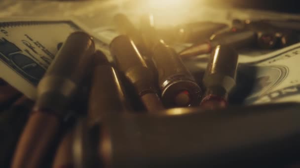 Lebende Munition Wird Mit Dollarscheinen Vermischt Patronen Und Geld Strahl — Stockvideo