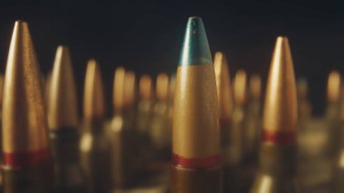 Siyah arka plandaki bir tüfek için bitmek bilmeyen fişekler. Odaklanmamış arka plan. Ateşli silahlar, atış menzili, üretim ve mühimmat ticareti kavramı