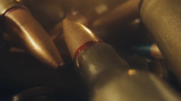 弾丸が近づいてる ライフルとカービンのためのカートリッジ 危機をテーマとしたコンセプト — ストック写真
