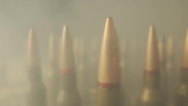 Rzędy Nabojów Karabin Czarnym Tle Blisko Pieprzyć Amunicję Pokrytą Chmurami — Wideo stockowe