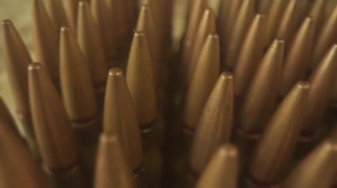 Sıralar dolusu tüfek fişeği yakın mesafede. Ateşli silahlar, atış menzili, üretim ve mühimmat ticareti kavramı