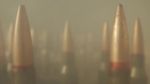 在黑漆漆的背景上装上步枪子弹 冒着浓烟靠近 一排排的子弹关于战争 抵抗和危机主题的概念 — 图库视频影像