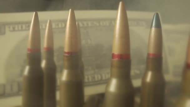 Rijen Geweerpatronen Achtergrond Van Dollarbiljetten Sluiten Zich Rifle Munitie Gehuld — Stockvideo