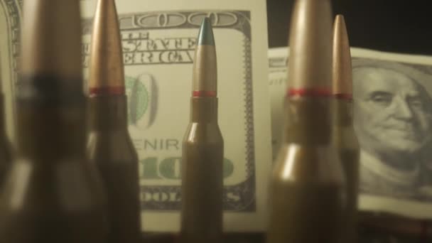 煙の雲の中のドル紙幣の背景にあるカートリッジを閉じます 貸し出しの下での武器の販売の概念 武器の助け 軍隊で雇われた仕事 弾薬貿易 — ストック動画