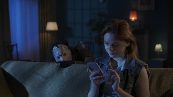 Concepto Parodia Escena Película Terror Chica Joven Con Teléfono Sentado — Vídeos de Stock