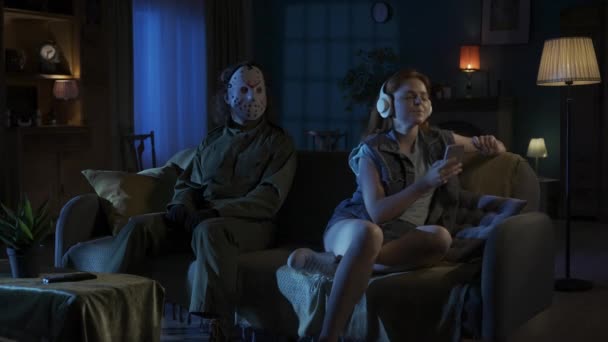 Konsep Parodi Adegan Film Horor Maniak Dan Gadis Duduk Sofa — Stok Video