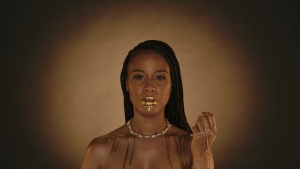 Portret Kobiety Płynnym Złotem Kapiącym Ust Gołych Ramion Zapłodniona Kobieta — Wideo stockowe
