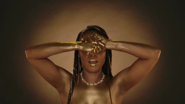 African American Woman Demonstrates Her Hands Covered Gold Paint Seminude — Stock Video