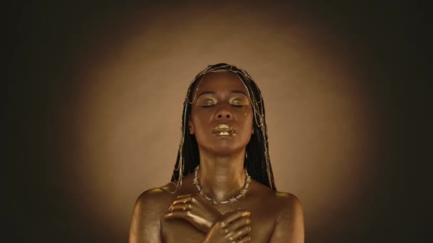 Πορτρέτο Μιας Αφρο Αμερικανίδας Χρυσές Σταγόνες Δακρύων Στο Πρόσωπό Της — Αρχείο Βίντεο