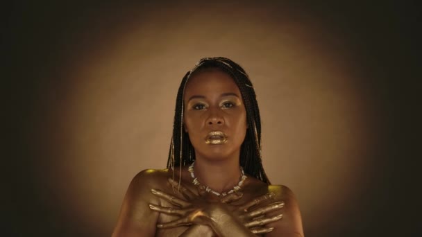 Африканська Американка Шкірою Золотій Фарбі Торкається Шиї Грудей Коричневому Фоні — стокове відео