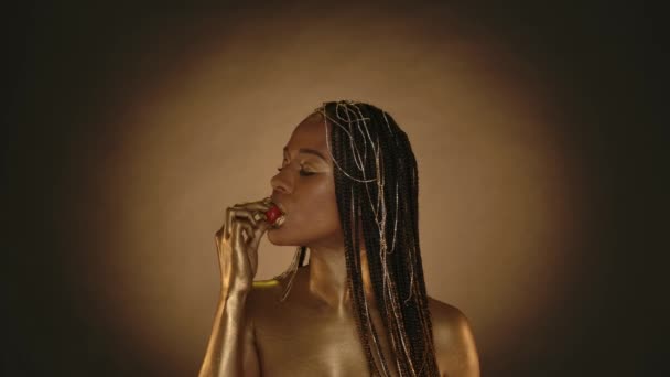 Afroamerikansk Kvinna Kleopatra Stil Studion Brun Bakgrund Med Cirkulärt Ljus — Stockvideo