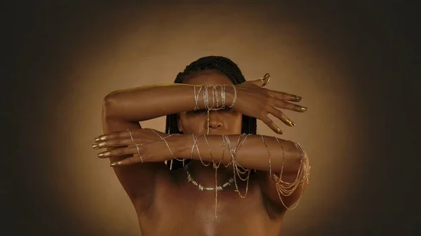 Una Mujer Afroamericana Demuestra Sus Manos Con Brazaletes Cadena Dorada — Foto de Stock