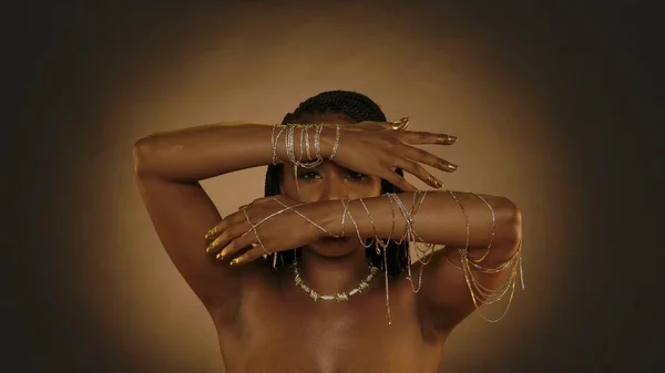 Uma Mulher Afro Americana Demonstra Suas Mãos Com Pulseiras Corrente — Fotografia de Stock