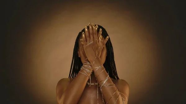 Afrika Kökenli Amerikalı Bir Kadın Ellerini Stüdyoda Dairesel Işıkla Kahverengi — Stok fotoğraf