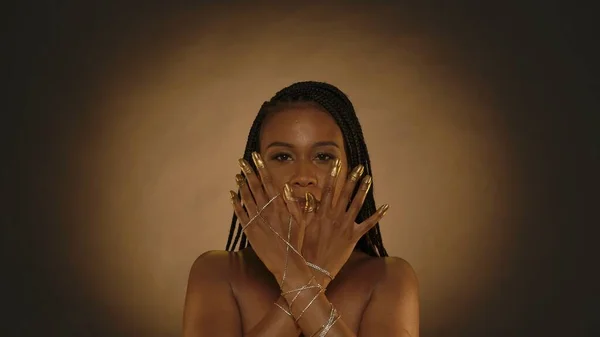 Afrikkalainen Amerikkalainen Nainen Osoittaa Kätensä Kultaketjulla Rannerenkaita Hänen Sormenpäät Kynnet — kuvapankkivalokuva