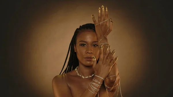 Afrikalı Bir Amerikalı Kadın Ellerini Altın Zincir Bileziklerle Parmaklarının Uçlarıyla — Stok fotoğraf